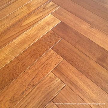 Revestimento de madeira do coordenador do assoalho de parquet de desenhos em espinha